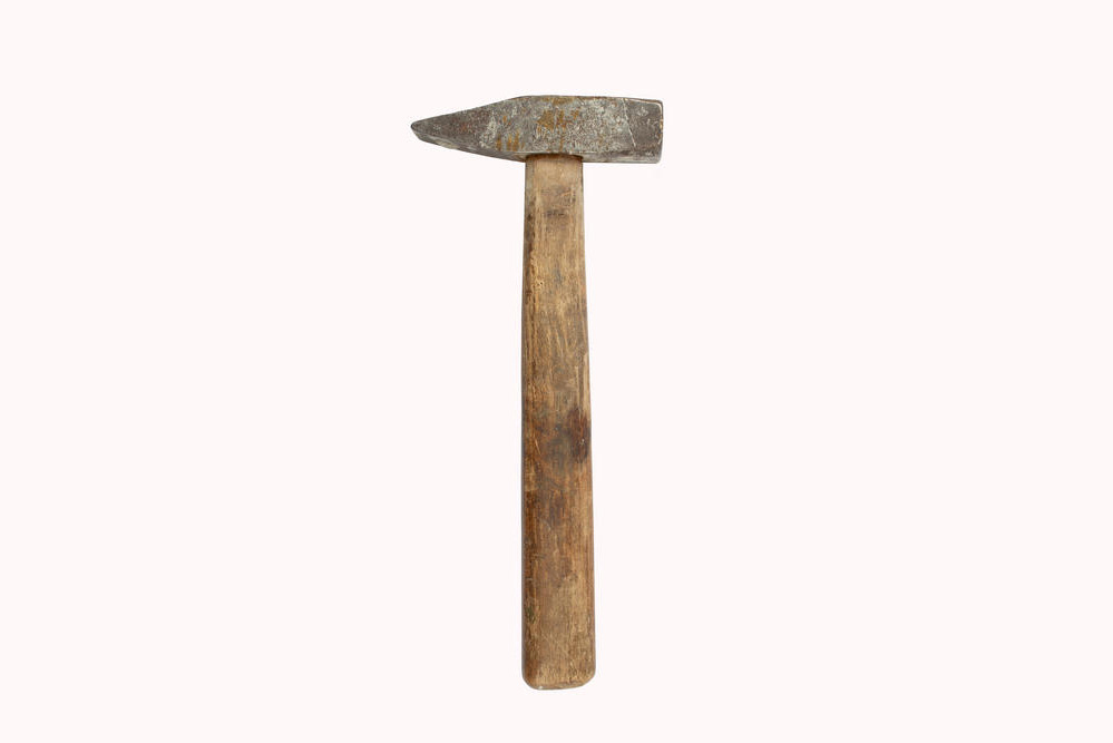 Hammer mit braunem Holzgriff