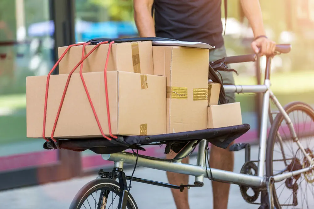 Mann transportiert Umzugskisten mit dem Fahrrad