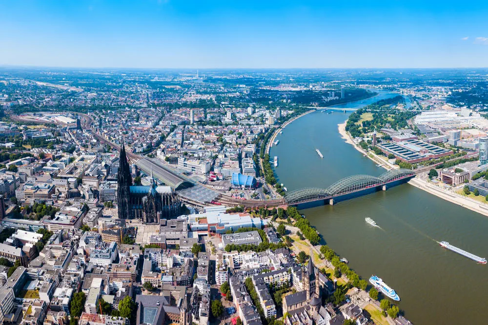 Kölner Dom und Hohenzollernbrücke über den Rhein in Köln