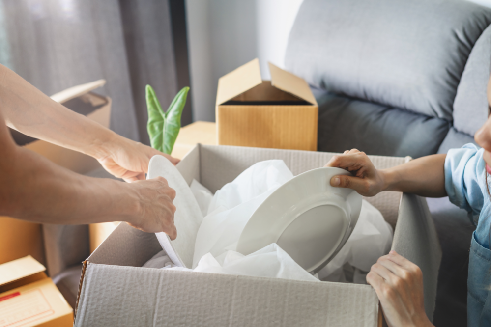 Umzugskisten fallen aus den Händen