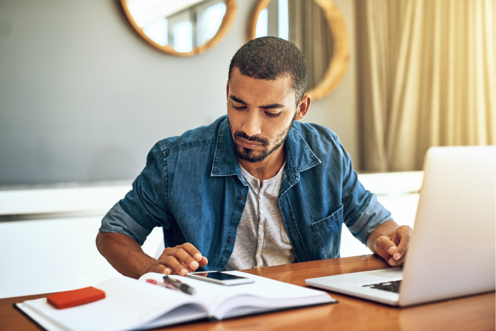 Belege für Umzugskosten am Computer sortieren